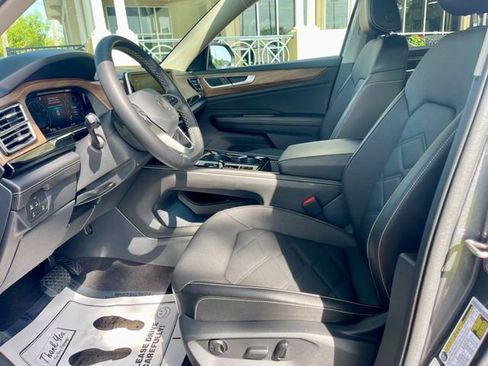 Used 2024 Volkswagen Atlas SE image 11