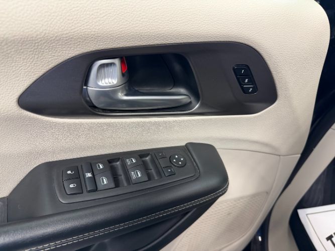 Used 2024 Chrysler Pacifica Touring-L FWD image 4