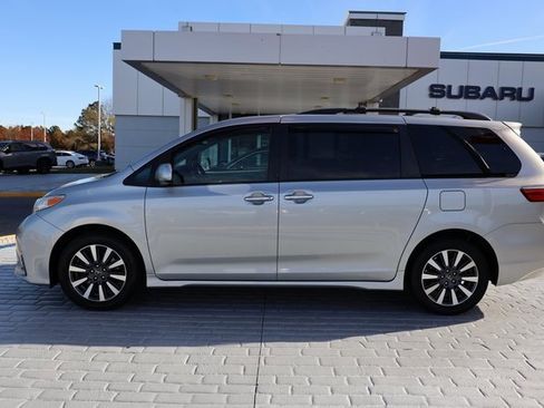 Used 2020 Toyota Sienna XLE image 2