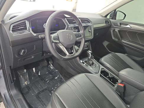 Used 2024 Volkswagen Tiguan SE image 17