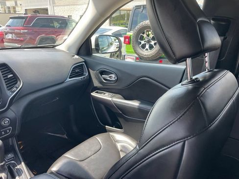 Used 2019 Jeep Cherokee Latitude Plus w/ Cold Weather Group AWD/4WD image 22