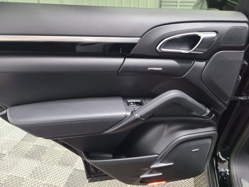 Used 2017 Porsche Cayenne AWD/4WD image 38