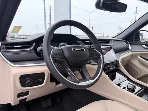Used 2024 Jeep Grand Cherokee Limited image 10
