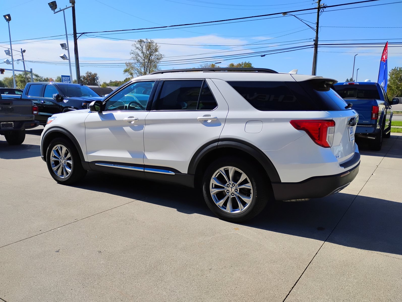 Used 2020 Ford Explorer XLT w/ Equipment Group 202A AWD/4WD image 11