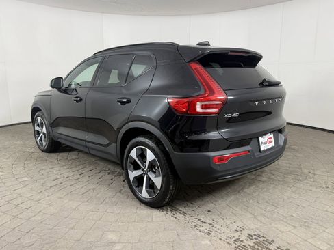 Used 2024 Volvo XC40 B5 Plus image 5