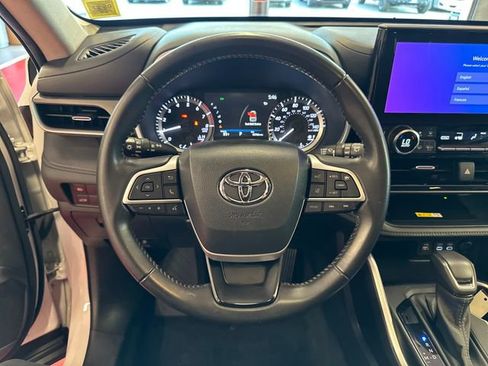 Used 2023 Toyota Highlander XLE AWD/4WD image 18
