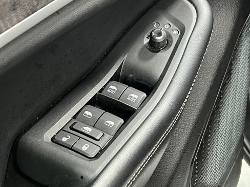 Used 2023 Jeep Grand Cherokee L Limited AWD/4WD image 23