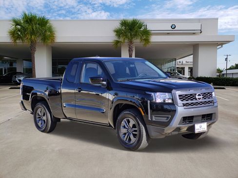 Used 2025 Nissan Frontier SV image 3