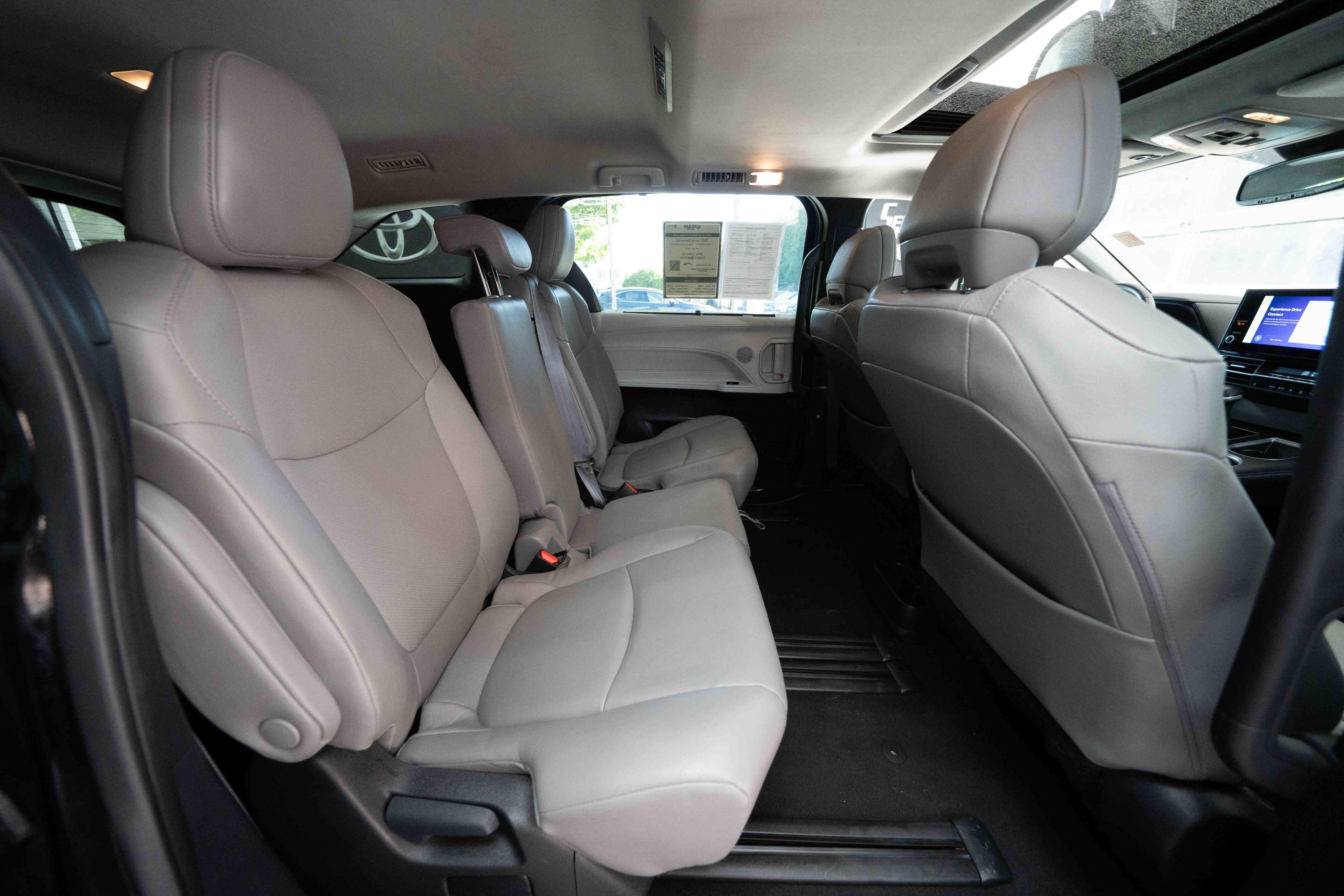 Used 2025 Toyota Sienna XLE FWD image 25
