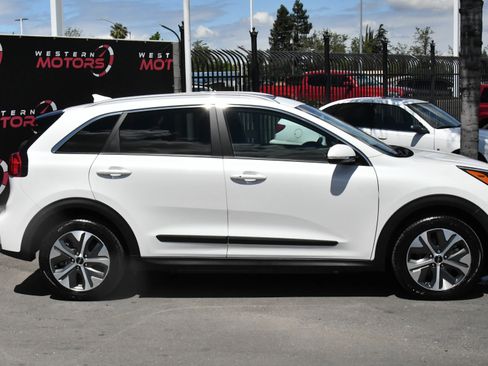 Used 2022 Kia Niro EX Premium FWD image 9