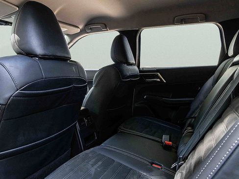 Used 2024 Mitsubishi Outlander AWD image 24