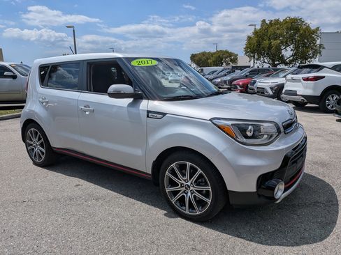 Used 2017 Kia Soul ! w/ Tech Package image 2