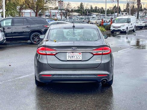 Used 2017 Ford Fusion SE w/ Fusion SE Technology Package image 3