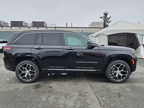 New 2025 Jeep Grand Cherokee Summit image 9
