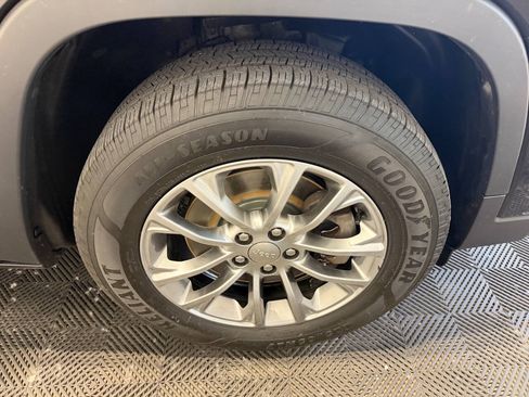 Used 2019 Jeep Cherokee Latitude Plus w/ Cold Weather Group AWD/4WD image 38