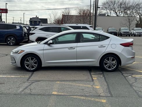 Used 2017 Hyundai Elantra SE FWD image 2