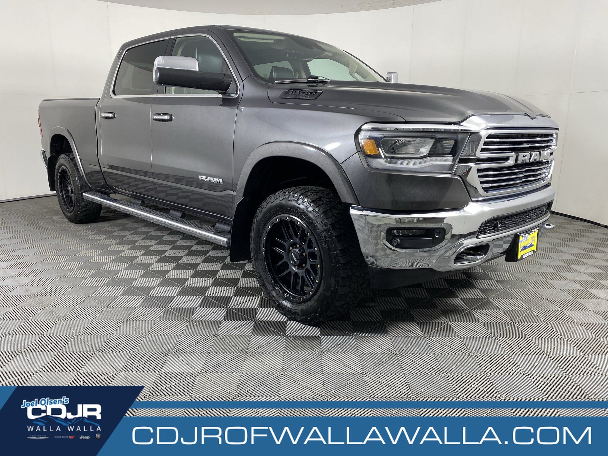 Used 2019 RAM 1500 Laramie AWD/4WD image 1