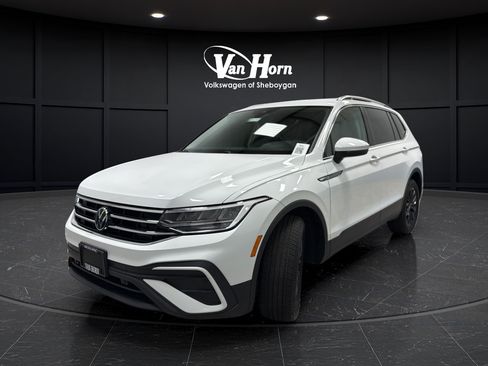 Used 2024 Volkswagen Tiguan SE AWD/4WD image 3