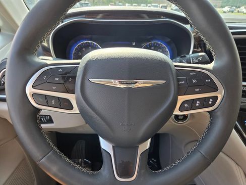 Used 2024 Chrysler Pacifica Limited FWD image 31