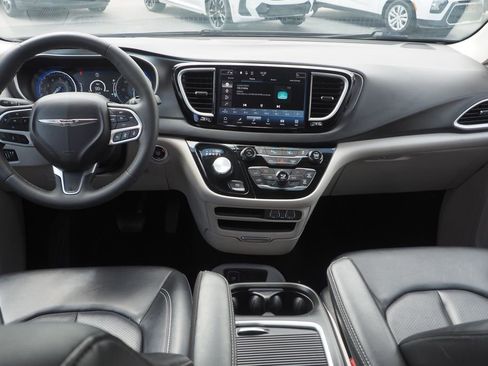 Used 2024 Chrysler Pacifica Touring-L FWD image 16