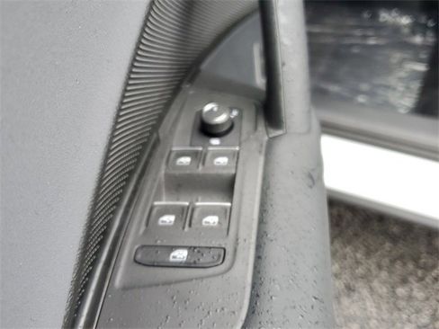 New 2025 Volkswagen Tiguan SE image 21