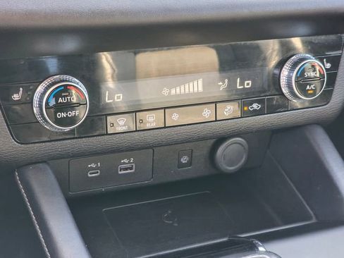 Used 2024 Mitsubishi Outlander SE image 27