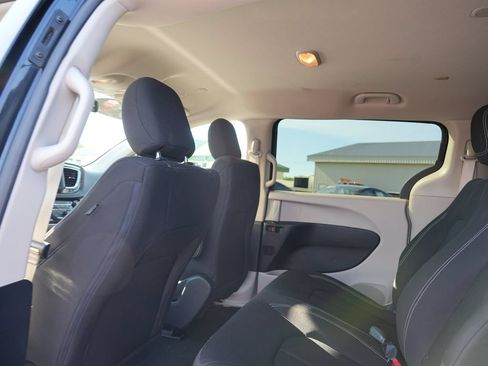 Used 2020 Chrysler Voyager L FWD image 17