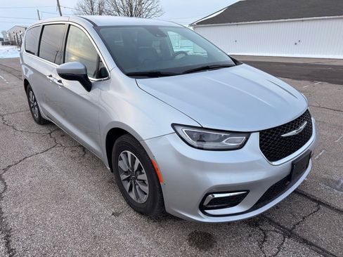 Used 2023 Chrysler Pacifica Touring-L image 51