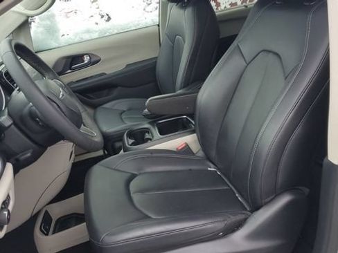 Used 2024 Chrysler Pacifica Touring-L FWD image 21
