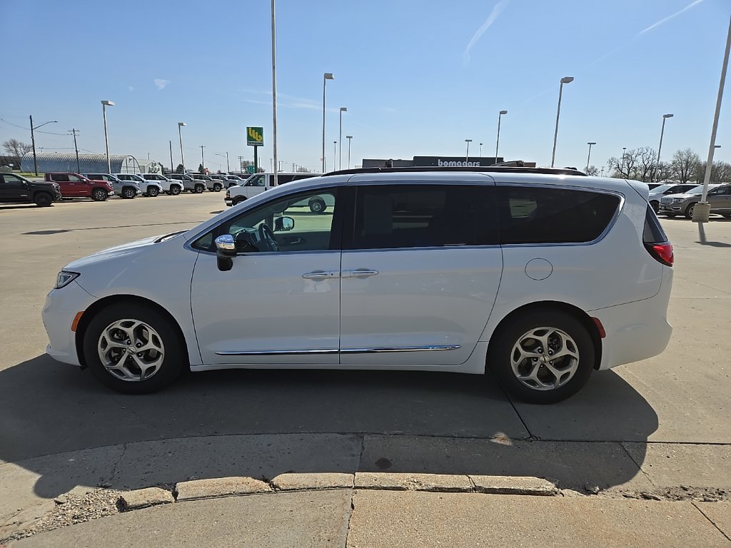 Used 2023 Chrysler Pacifica Limited FWD image 6