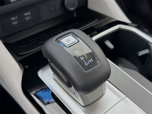 New 2025 Mitsubishi Outlander SE image 16