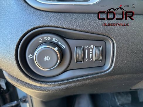 Used 2018 Jeep Renegade Latitude w/ Popular Equipment Group image 39