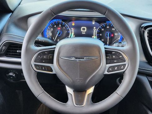 Certified 2026 Chrysler Pacifica Limited FWD image 27