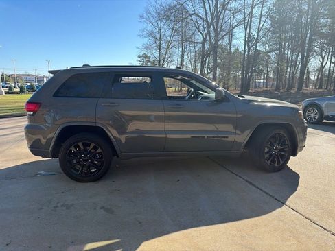 Used 2021 Jeep Grand Cherokee Laredo X image 4