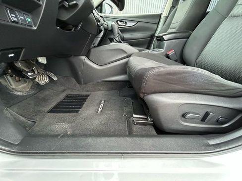 Used 2020 Nissan Rogue SV image 24