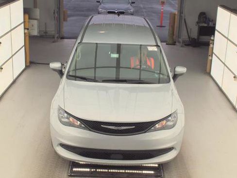 Used 2023 Chrysler Voyager LX FWD image 7