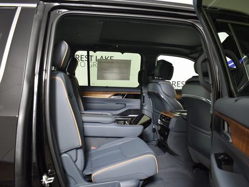 Used 2022 Jeep Grand Wagoneer Series II AWD/4WD image 18