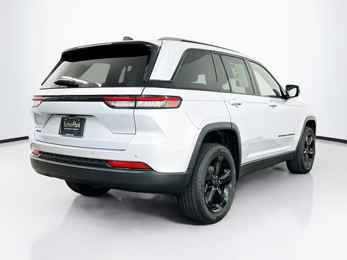 Used 2023 Jeep Grand Cherokee Altitude AWD/4WD image 9
