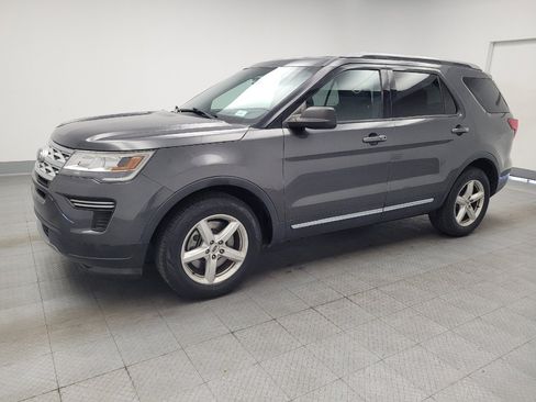 Used 2018 Ford Explorer XLT FWD image 2