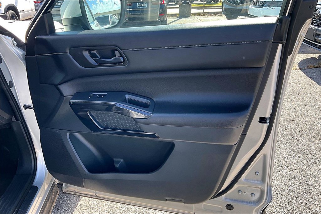 Used 2025 Nissan Pathfinder SV FWD image 22