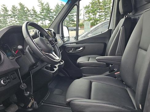 Used 2023 Mercedes-Benz Sprinter 2500 image 2