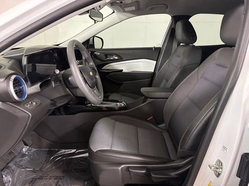 Used 2025 Chevrolet Trax LT FWD image 18