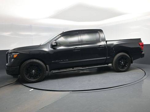 Used 2018 Nissan Titan SV w/ SV Convenience Package image 3