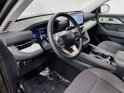 Used 2025 Ford Explorer Active AWD/4WD image 9