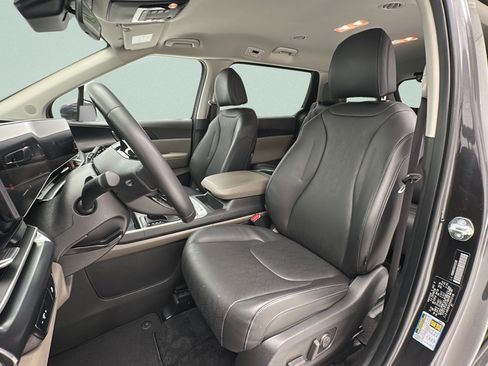 Used 2025 Kia Carnival FWD image 15