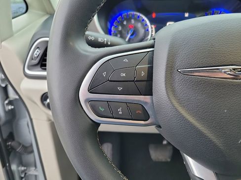 Used 2023 Chrysler Pacifica Touring-L FWD image 17