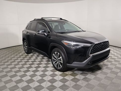 Used 2023 Toyota Corolla Cross XLE image 3