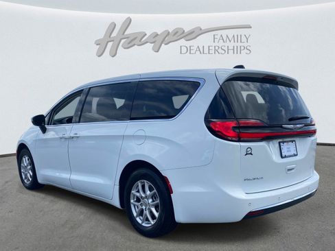 Used 2023 Chrysler Pacifica Touring-L FWD image 8