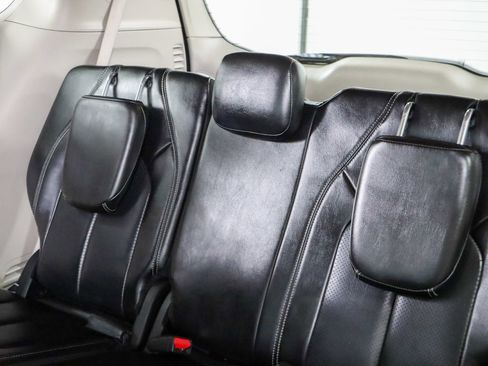 Used 2023 Chrysler Pacifica Touring-L FWD image 25