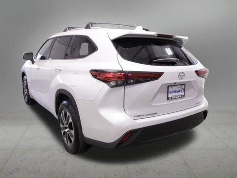 Used 2023 Toyota Highlander XLE image 3